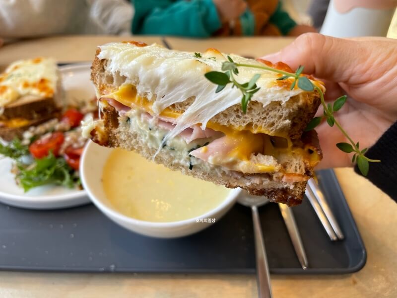 아산 커피 맛집 카페 송곡리 - 크로크무슈 단면