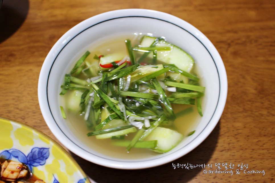 법. 국물까지 싹 떠먹게 돼.♬맛있게 매운 오징어볶음 만들기 2