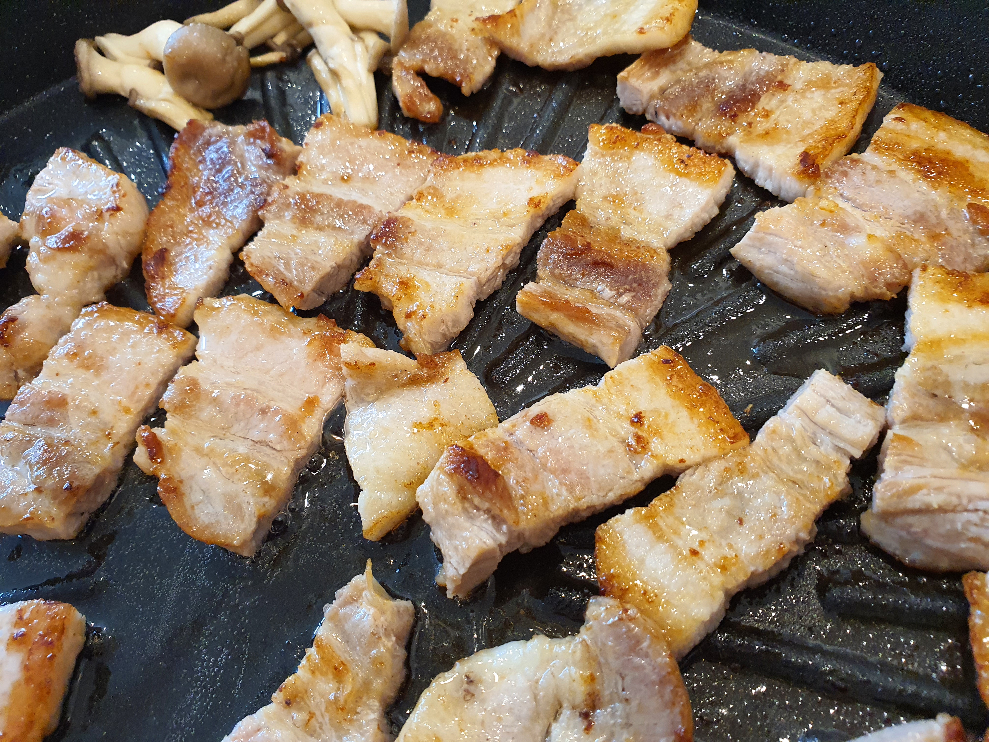  삼겹살과 캠프랜드 소시지 그리고 가지와 버섯구이 정말 맛있다!