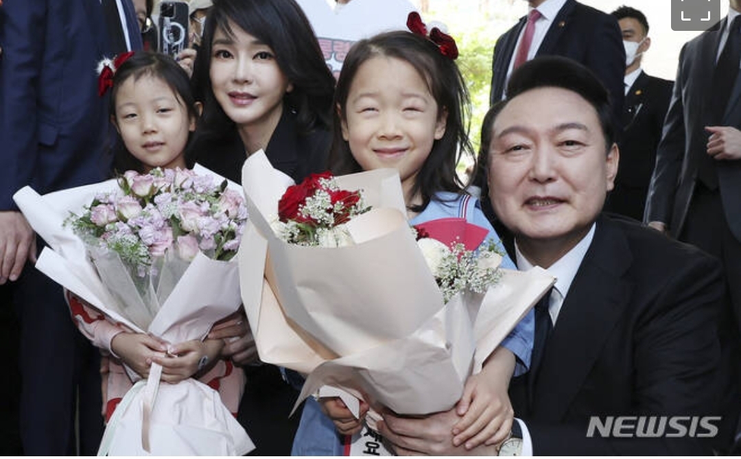  김건희 아이들과 사진 찍는 도중
