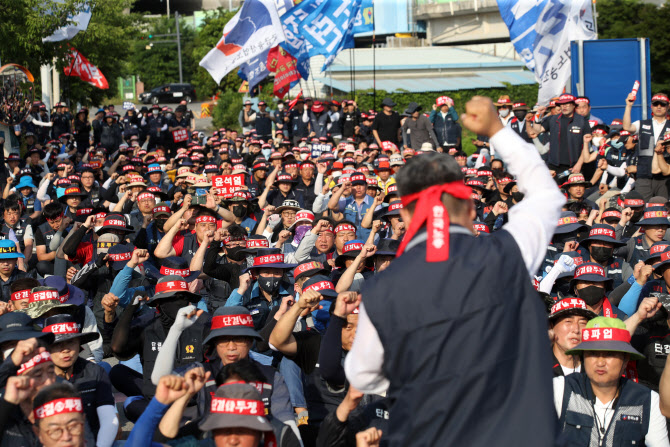  1억 뒷돈 받은 한노총 前간부 "윗선에 수천만원 건넸다"