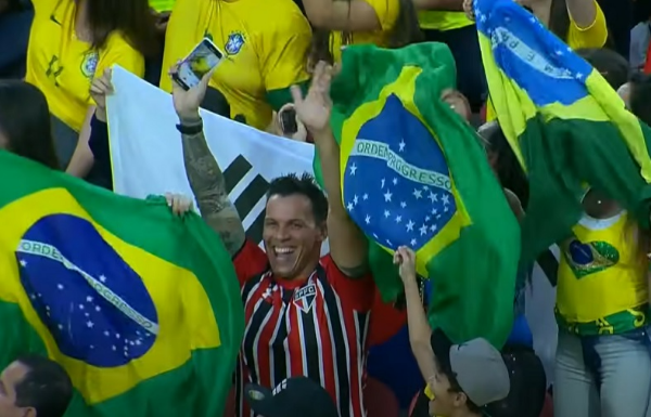 아부다비 한국-브라질 친선 경기에서 브라질을 응원하는 축구 팬들