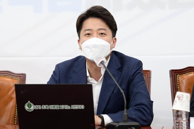  이준석, 신안군 주민·관계자 만나 흑산공항 논의 서진정책 한걸음 더 당대표 취임 1주년 간담회에서 호남 지역을 향한 '서진정책 강화'를 예고한 이후 첫 관련 행보