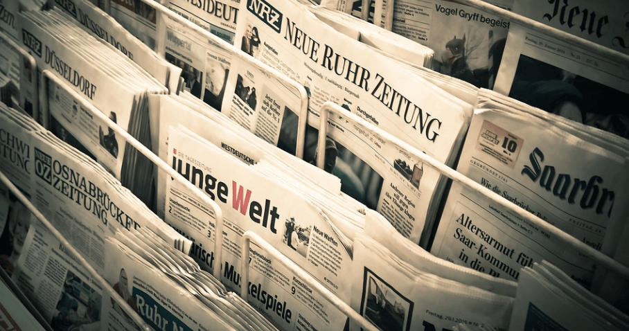 가판대에 신문이 진열되어 있다