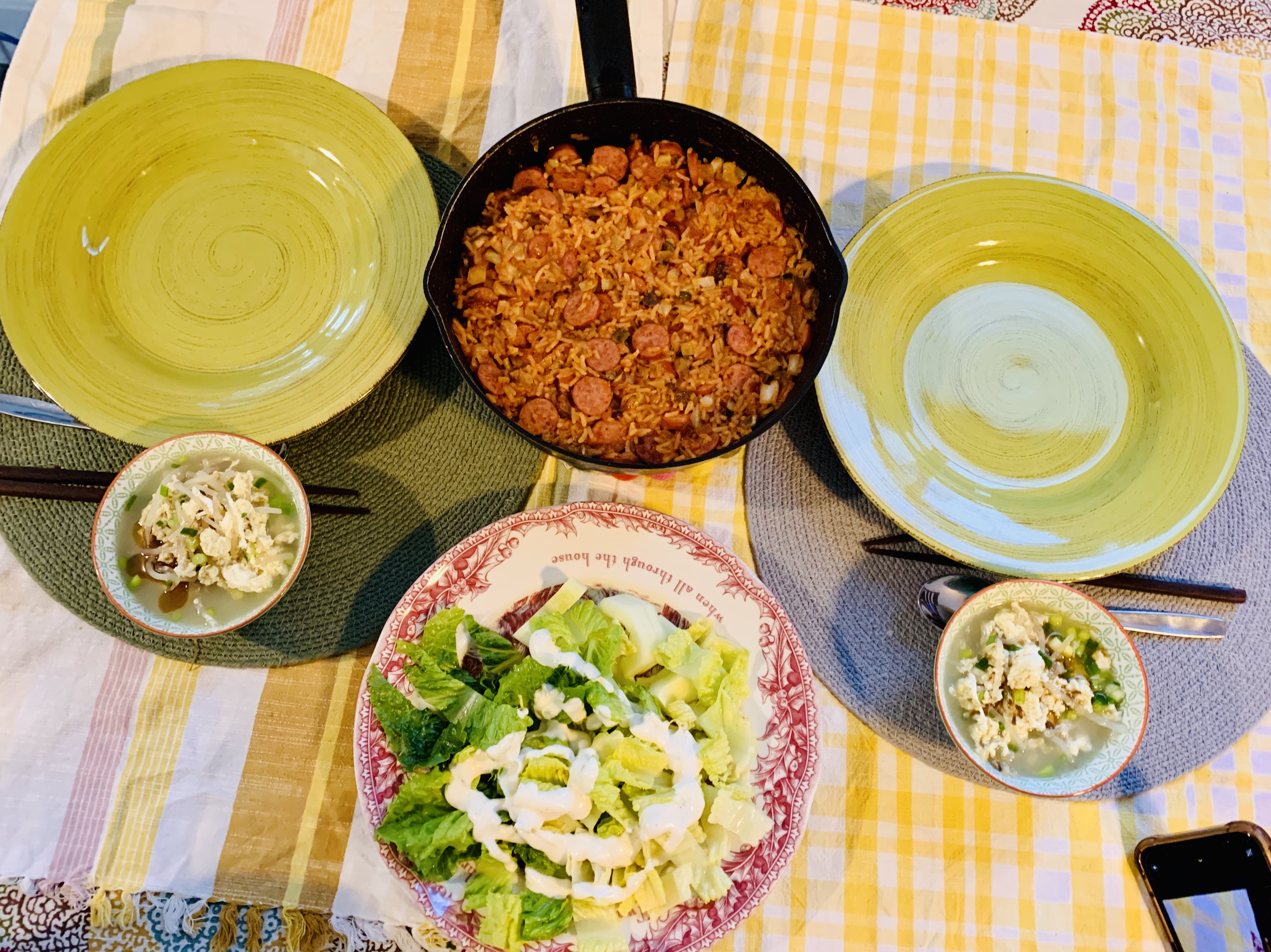 접시-볶음밥팬-계란국-샐러드-식탁위-놓인-모습