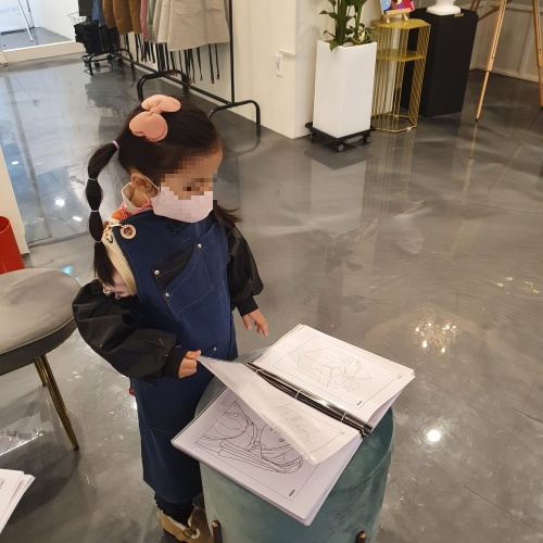 그릴 도안을 고르는 아이들
