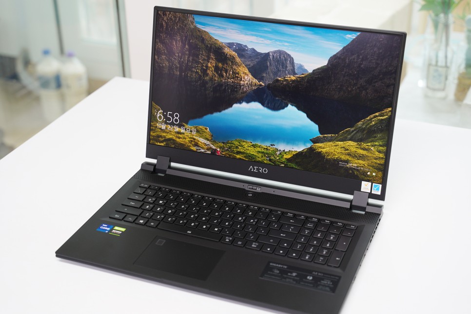 그래픽 작업용 AERO 17 HDR XD 18