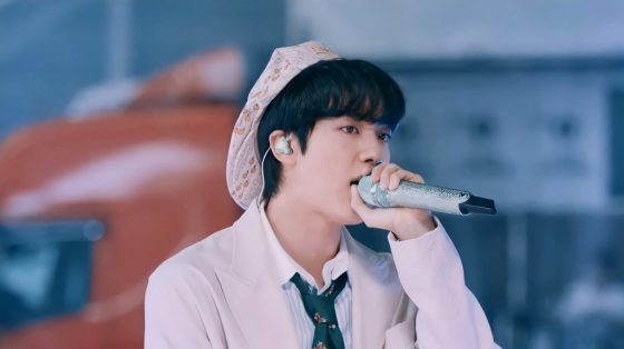  전 세계 울린 성스러운 팔세토!  방탄소년단 "진" 꿈같은 BBC 라이브 '글로벌 극찬!'