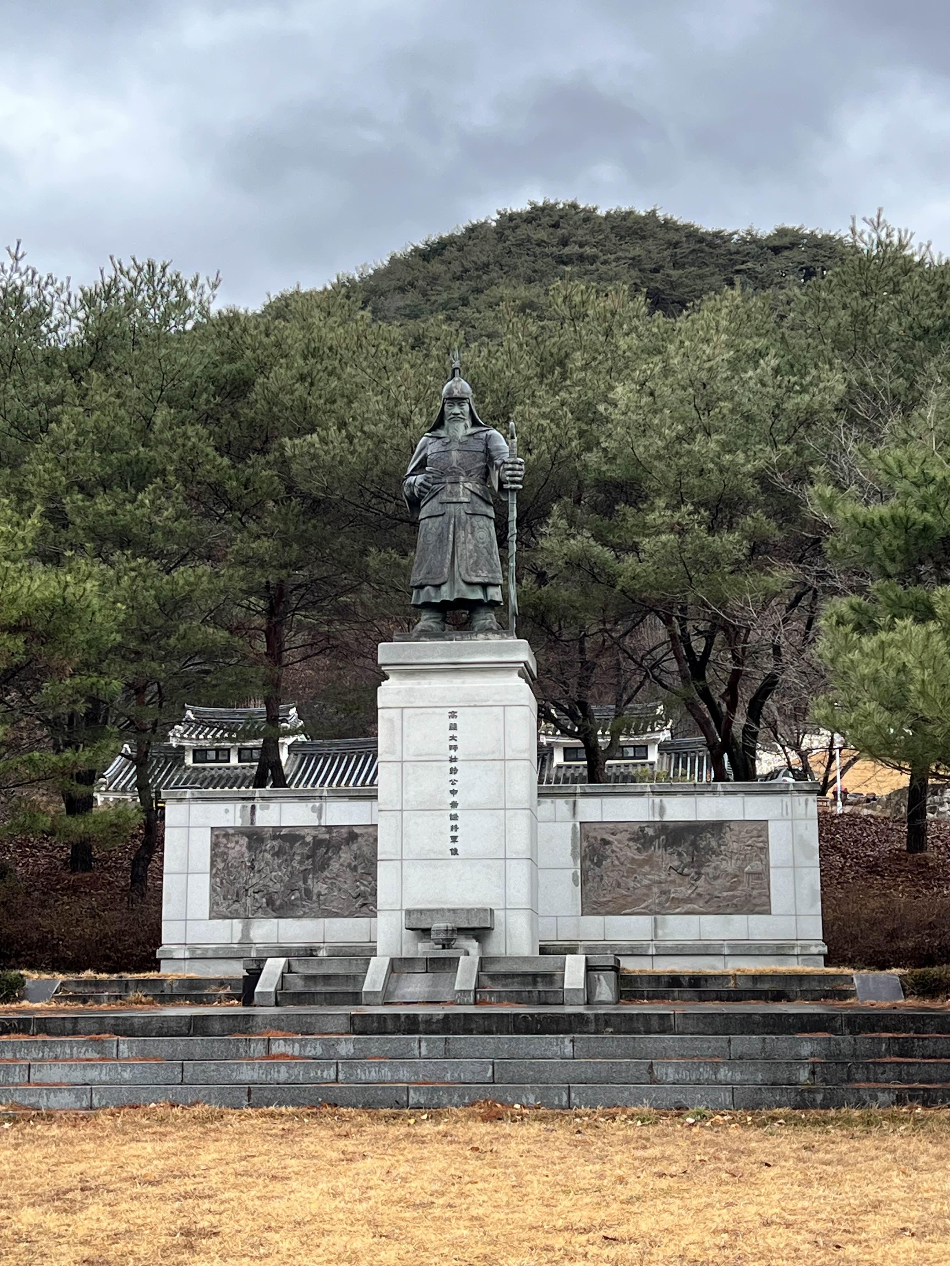 신숭겸장군동상