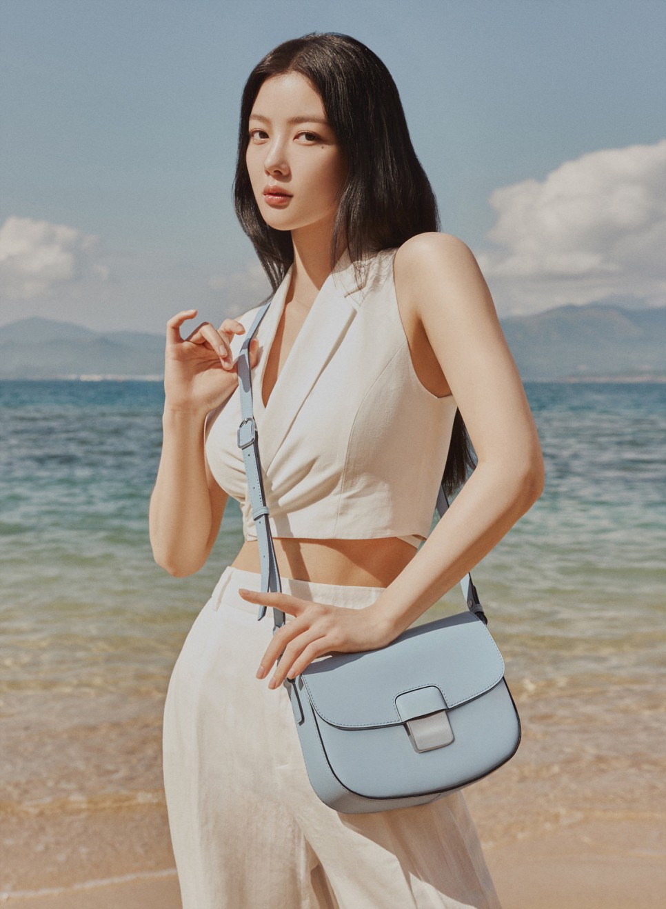  배우 김유정이 함께한 유명 잡화 브랜드의 2024 SS 컬렉션 첫 번째 라인업 화보가 공개