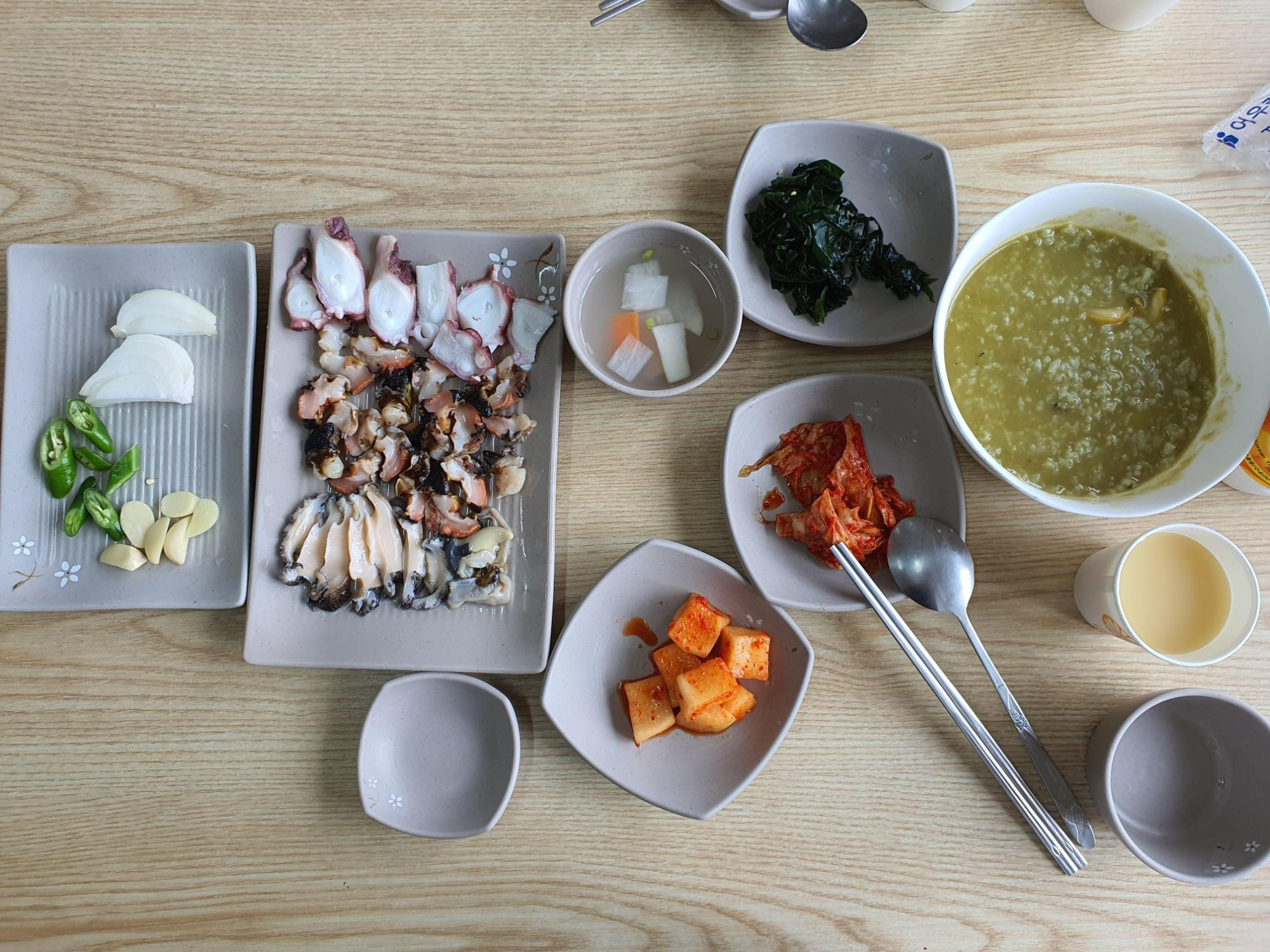  제주도 중문 어촌계 해녀의집 _ 신선한 해산물과 진한 전복죽 맛집 추천!