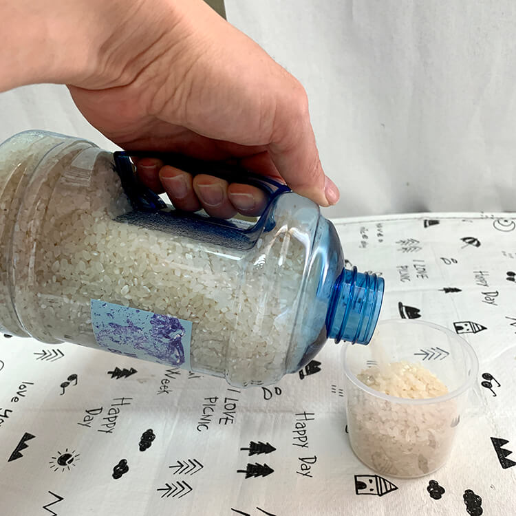 페트병으로-쌀계량컵에-쌀-부어주기