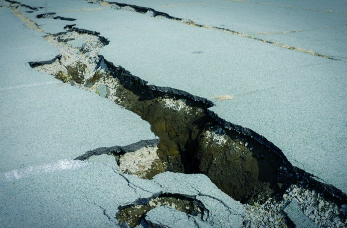 지진으로 인해 갈라진 아스팔트 도로
