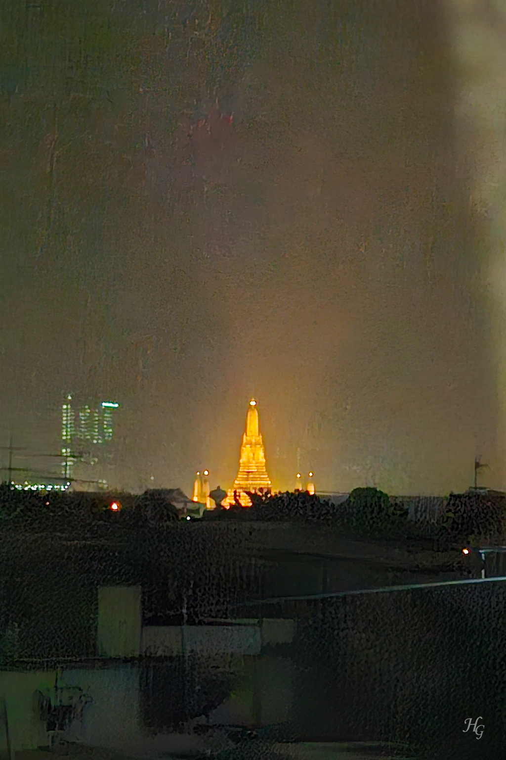 밤에 노랗게 빛나는 왓아룬 Wat Arun