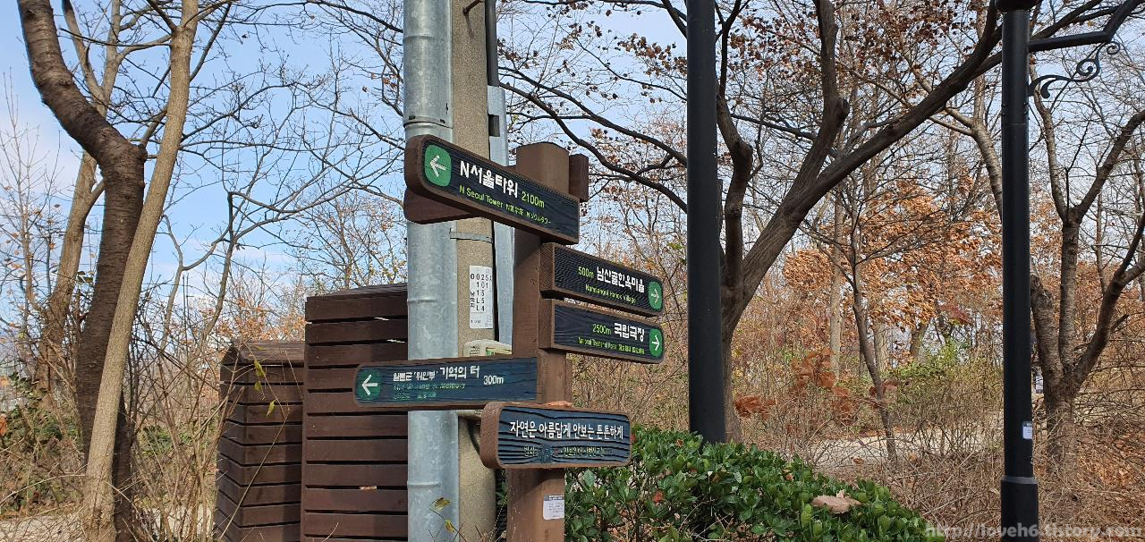남산 Namsan/ 가는길에 위안부 '기억의 터'라는 곳이 있어서 300m만 걸어가면 되길래 내려가는데 아무리 내려가도 보이지 않아 포기하고 올라왔습니다. ㅋㅋ사진 아래 링크 첨부 하였으니 참고하세요