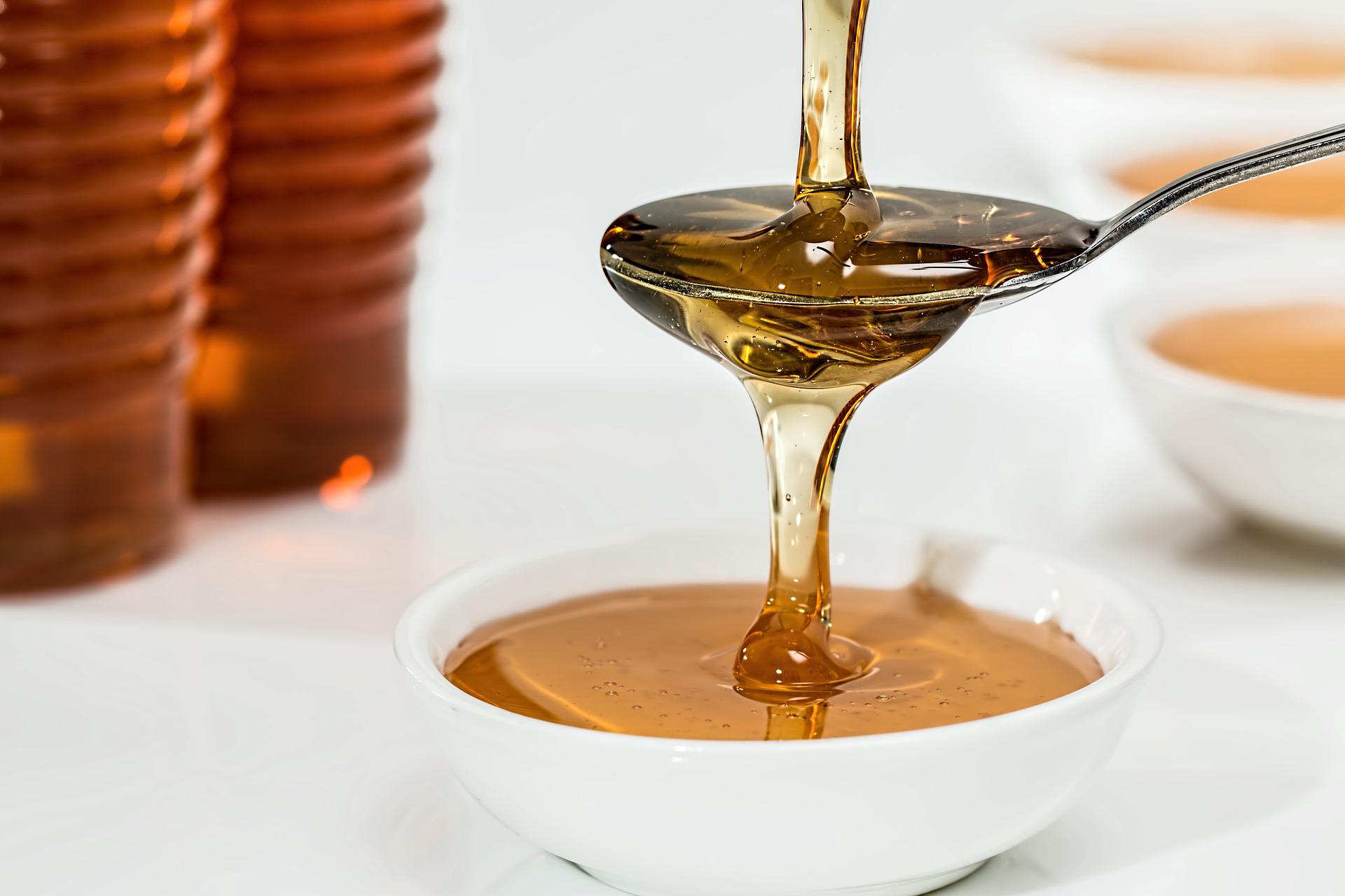 꿀을 뜰때 숟가락을 뜨거운물에 담갔다가 뜨면 깔끔하게 뜰수 있다.
