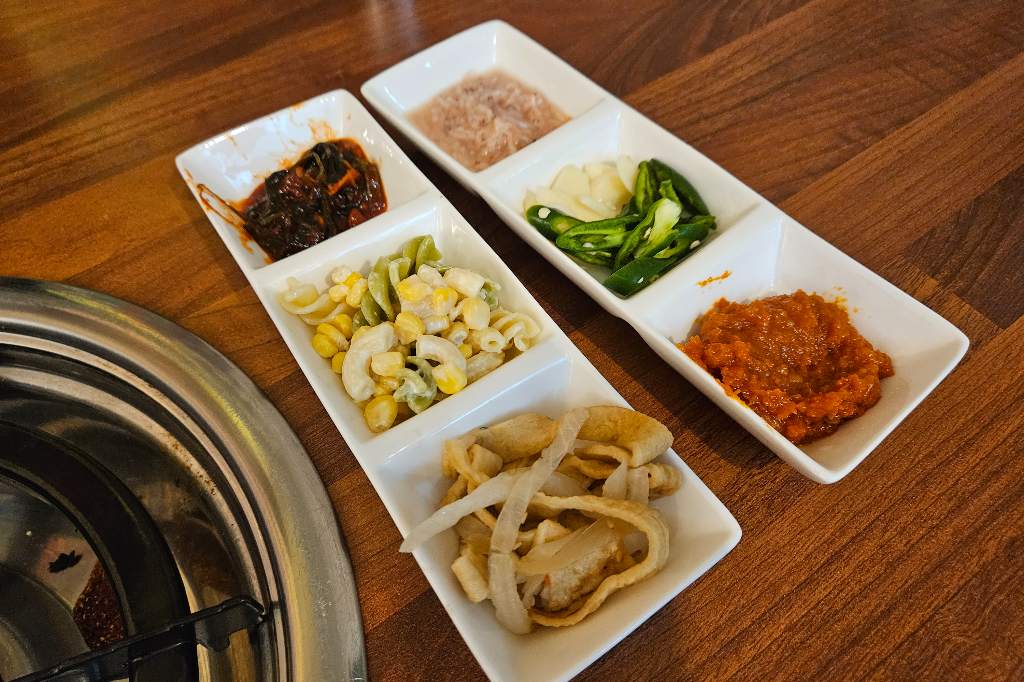 서울 쌍문 맛집 할배골 밑반찬 어묵볶음 옥수수샐러드 쌈장 새우젓 고추 마늘