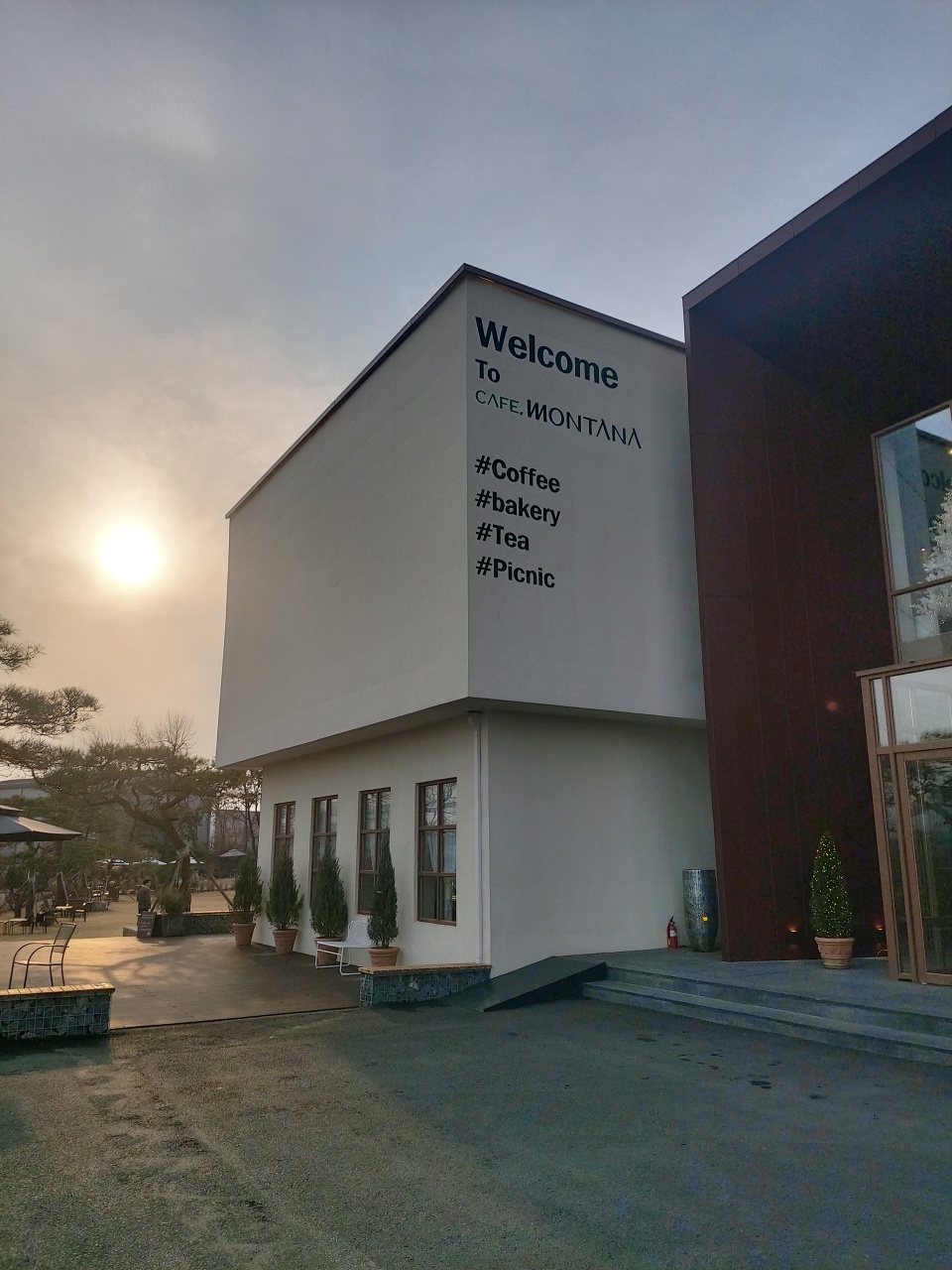  일산 카페 추천 :: 카페 몬타나 / 일산 덕이동에 위치 야외정원이 예뻤던 초대형 베이커리 카페