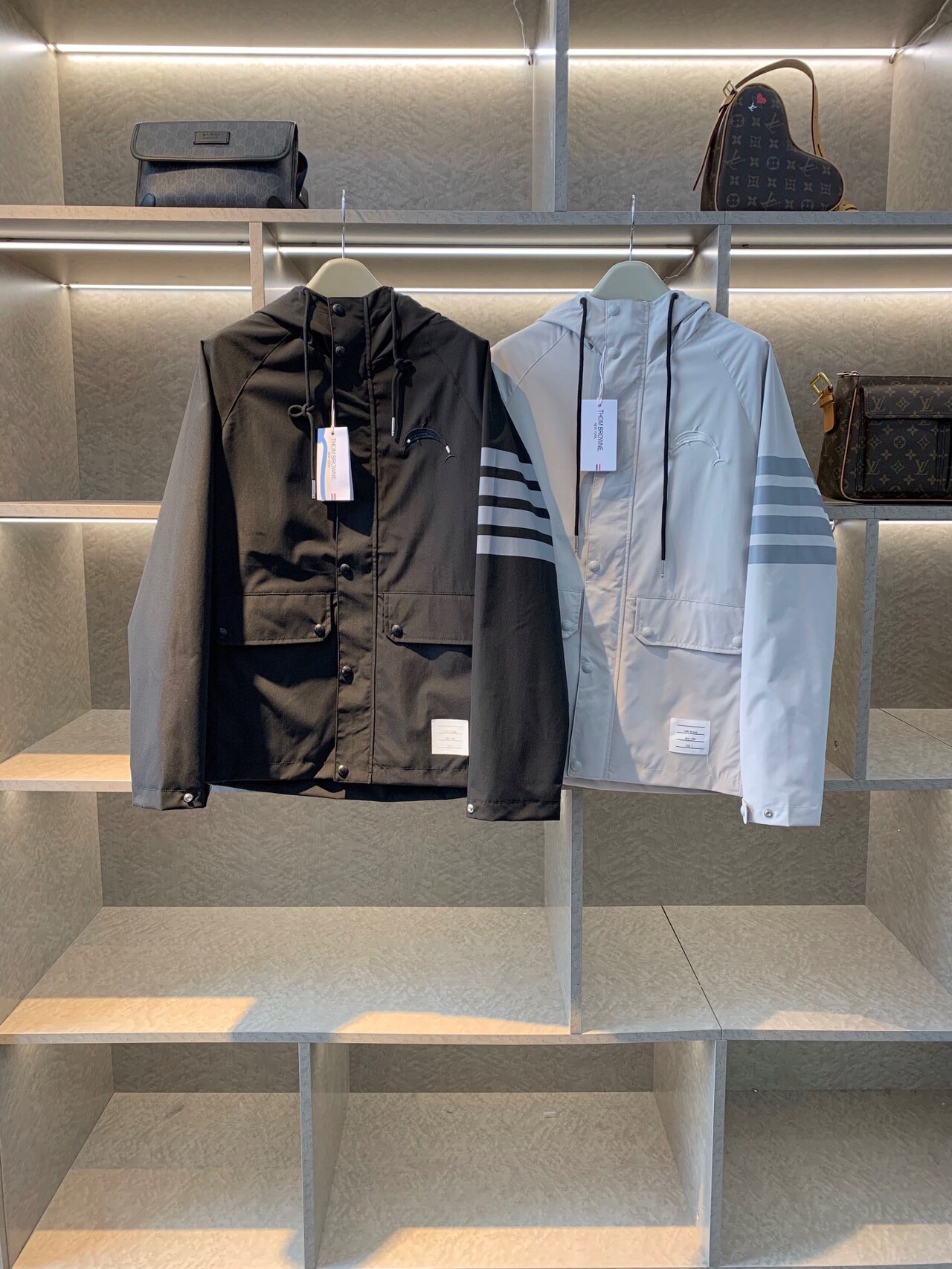  [THOM BROWNE] 톰브라운 4-바 후디드 봄버 자켓 (2 COLOR)