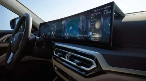 BMW i4의 멋지고 화려한 실내 앞좌석의 이미지