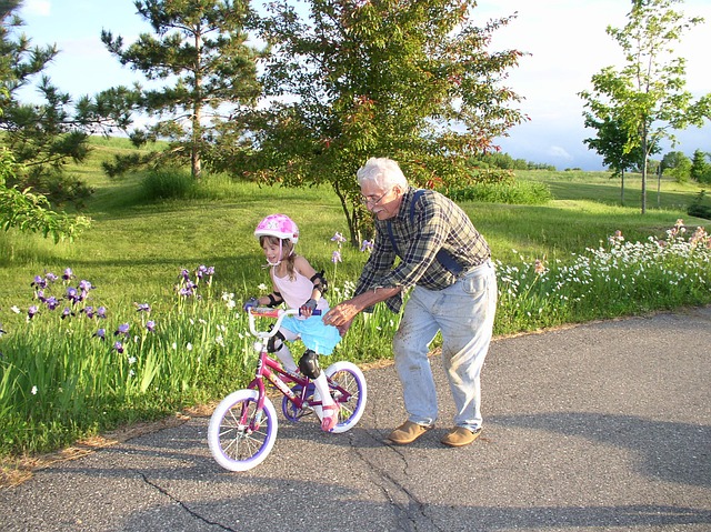 자전거를 가르치고 있는 할아버지와 배우는 아이