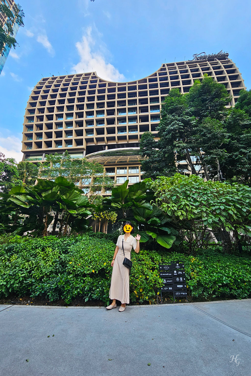 태국 방콕 씬톤 켐핀스키 호텔 Bangkok Sindhorn Kempinski Hotel 정원에서 베이지색 원피스 입은 사람