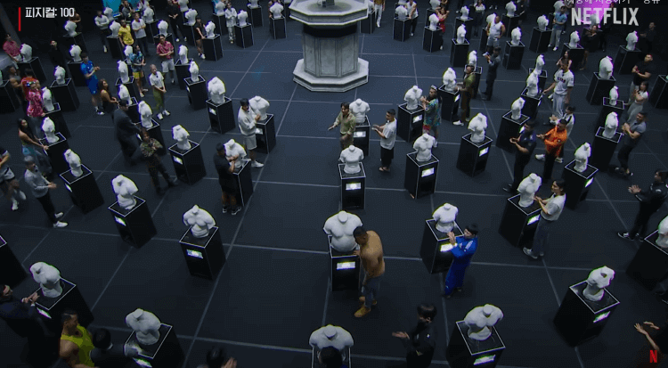 넷플릭스 피지컬100 참가자들이 자신의 토르소 앞에 서 있다(출처: 넷플릭스)