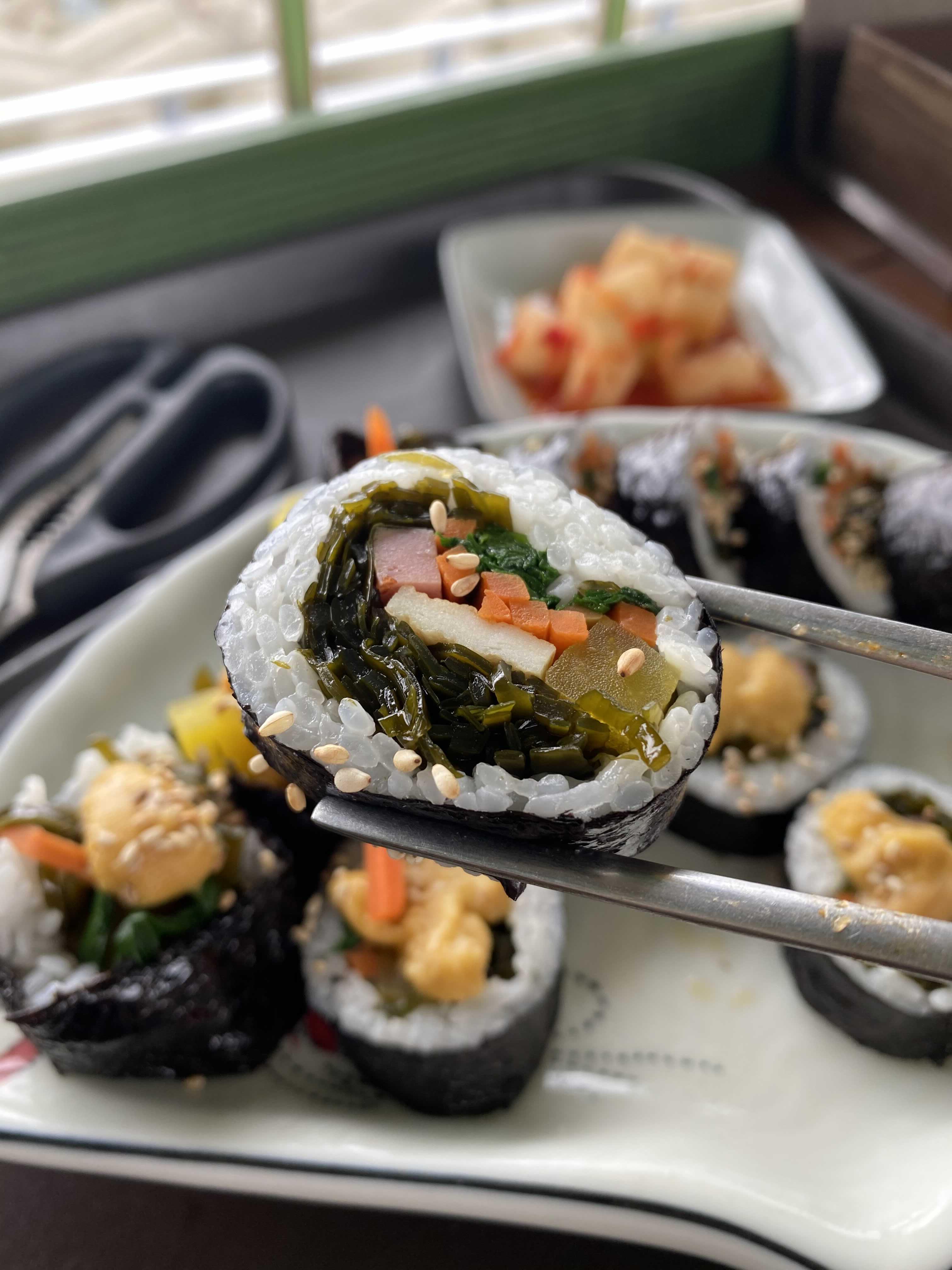 김밥 안에 다시마가 가득하다