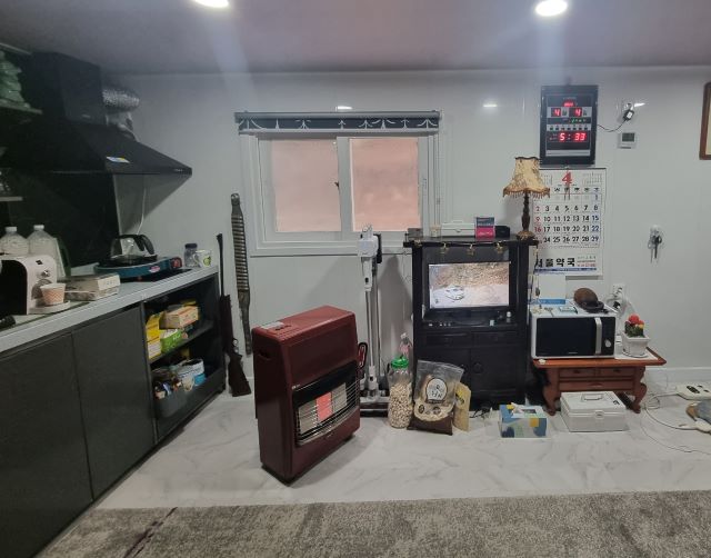 농막 내부 주방과 거실 모습이다.