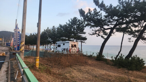 남호-해수-욕장-캠핑카-차박