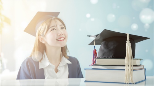 장학금을 받고 기뻐하는 여학생 이미지