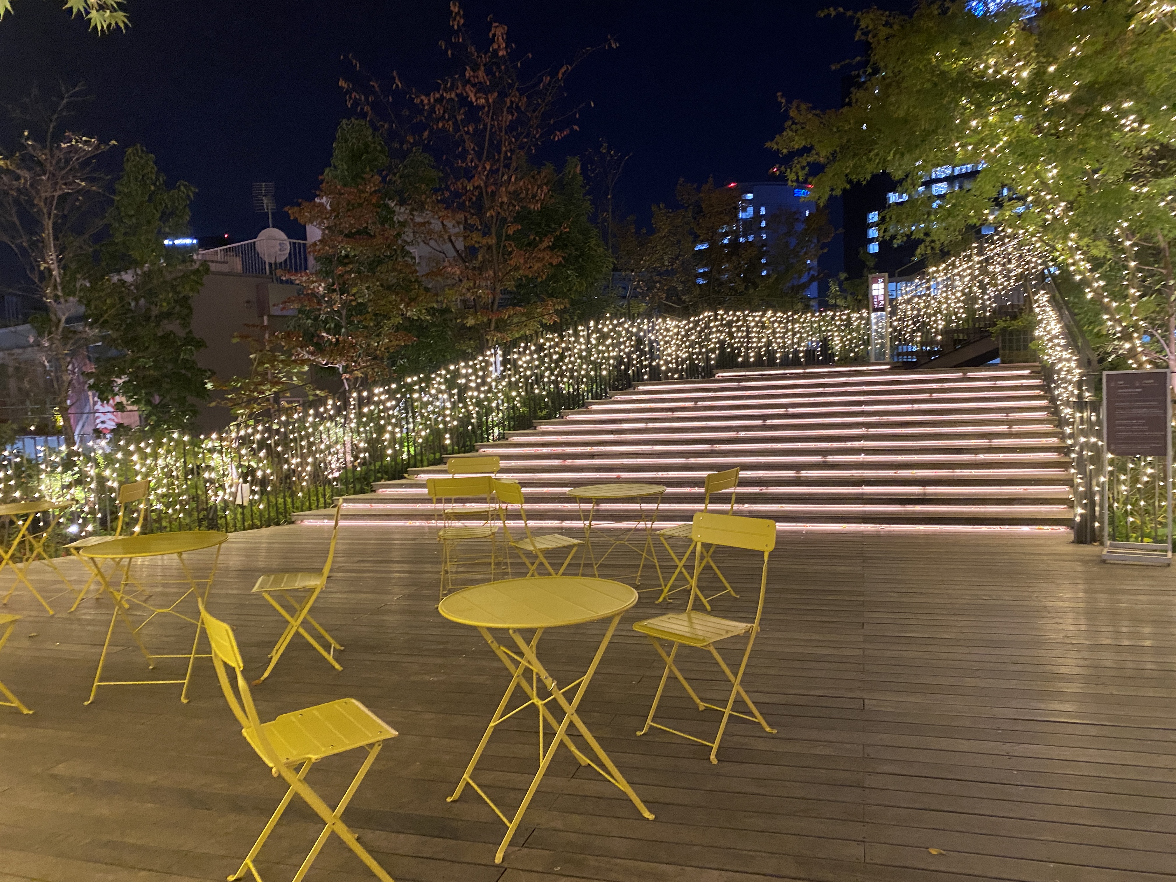 이케아 외부에 장식된 일루미네이션