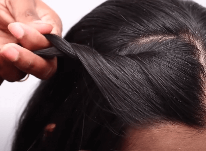 인도 여성 머리 땋는 모습