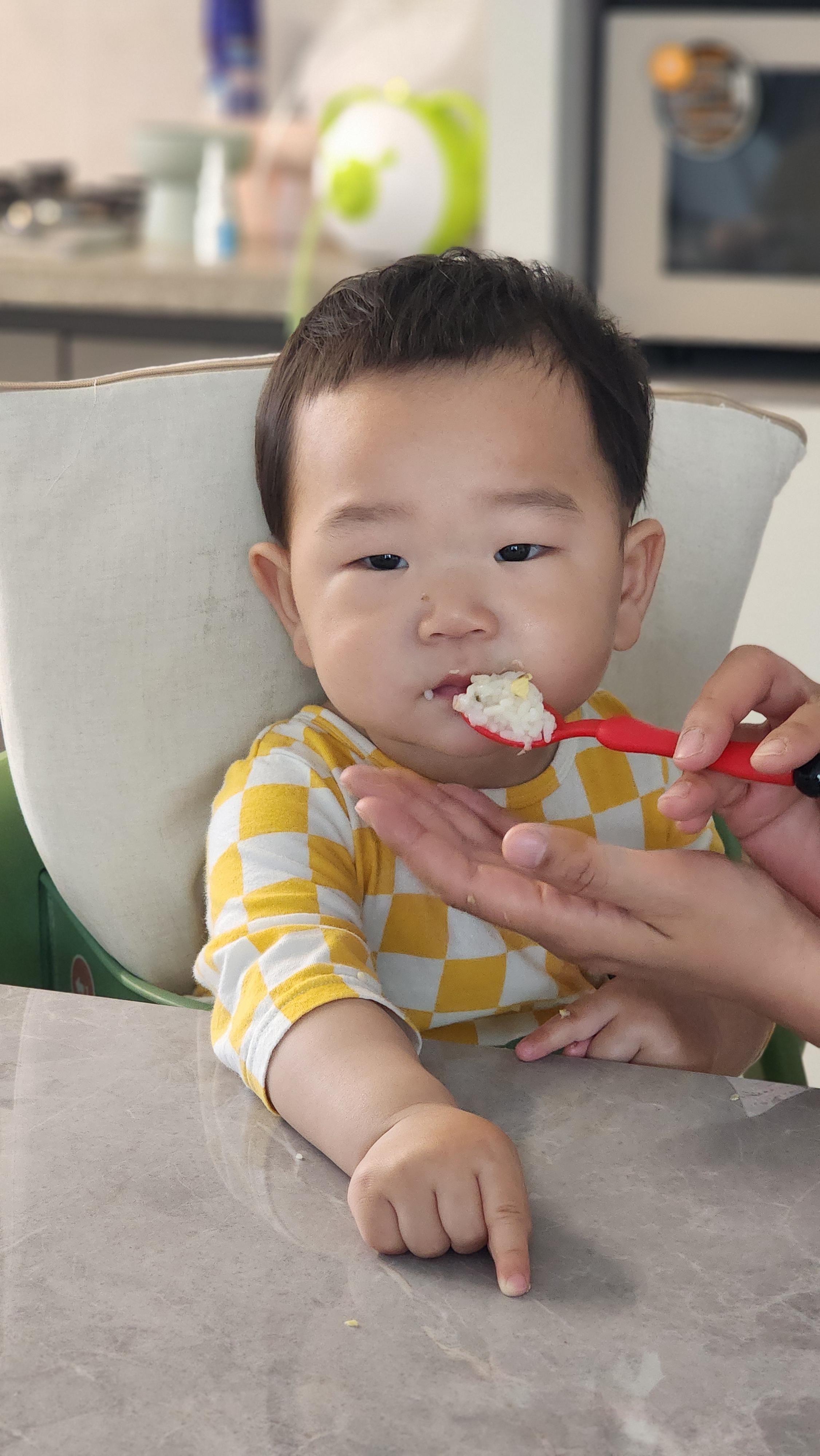 유아반찬 먹기