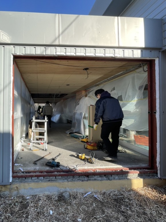 식당관 출입구 강화도어 유리문으로 설치 김해 진영 제일고등학교 강화도어 설치, 5