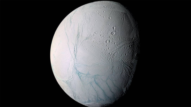 2005년 미국 항공우주국(NASA)의 우주 탐사선 &lsquo;카시니호&rsquo;가 촬영한 토성 위성 &lsquo;엔켈라두스&rsquo;의 모습. 표면이 얼음으로 뒤덮여 있다. NASA 제공