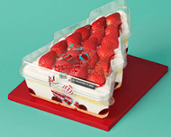 투썸 삼각형 생크림케익위에 딸기가 얹어진 이미지