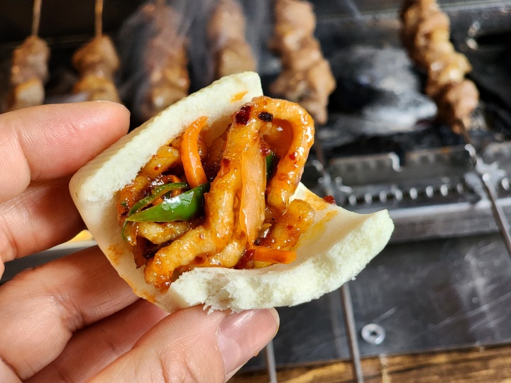 꽃빵 위에 어향육슬