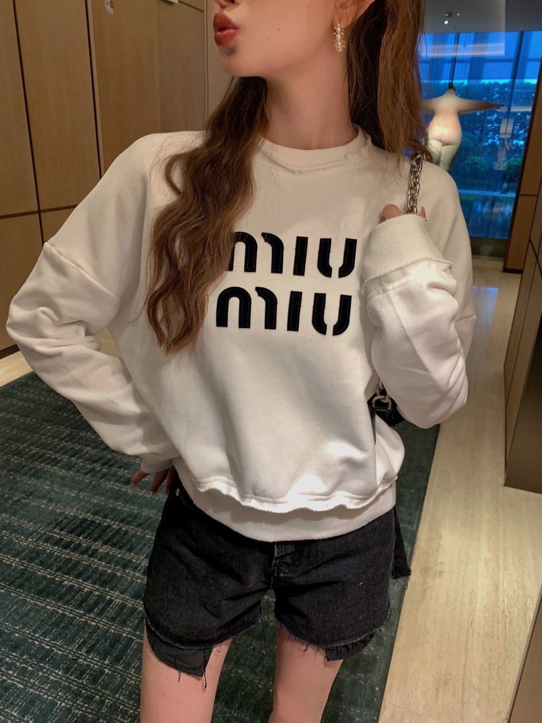  [miumiu] 미우미우 로고패치 디스트레스 이펙트 티셔츠 장원영  808529 명품새삥