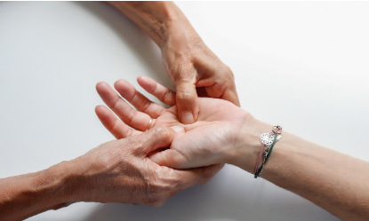 지압 테라피(Reflexology) : 손과 발의 특정 지점을 자극해 장기 건강과 면역력을 높이는 방법