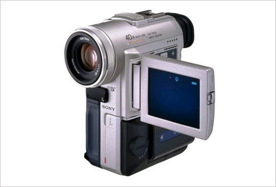 DCR-PC100 메가픽셀 CCD(1,070만 화소)가 탑재된 세계 최초 캠코더