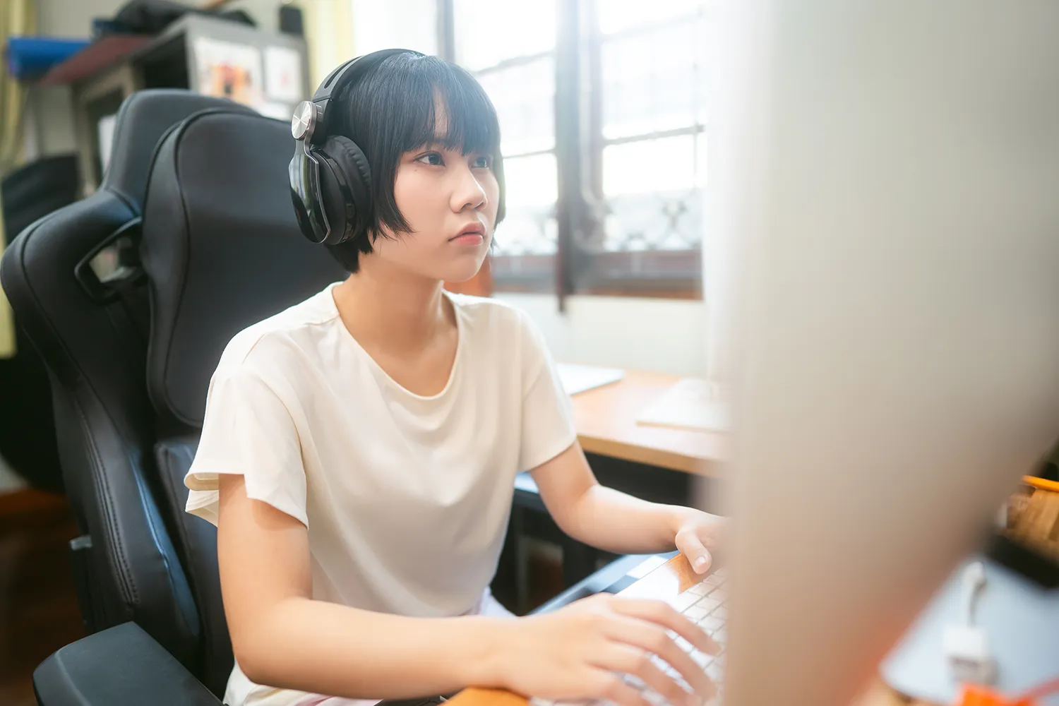 컴퓨터를 사용하여 인터넷 온라인 게임중인 여성