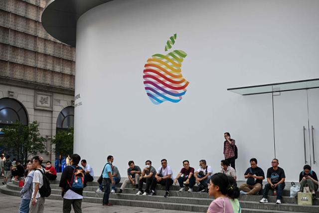 애플&#44; 중국의 아이폰 제한 확대 방침에 시총 1&#44;900억 달러 증발