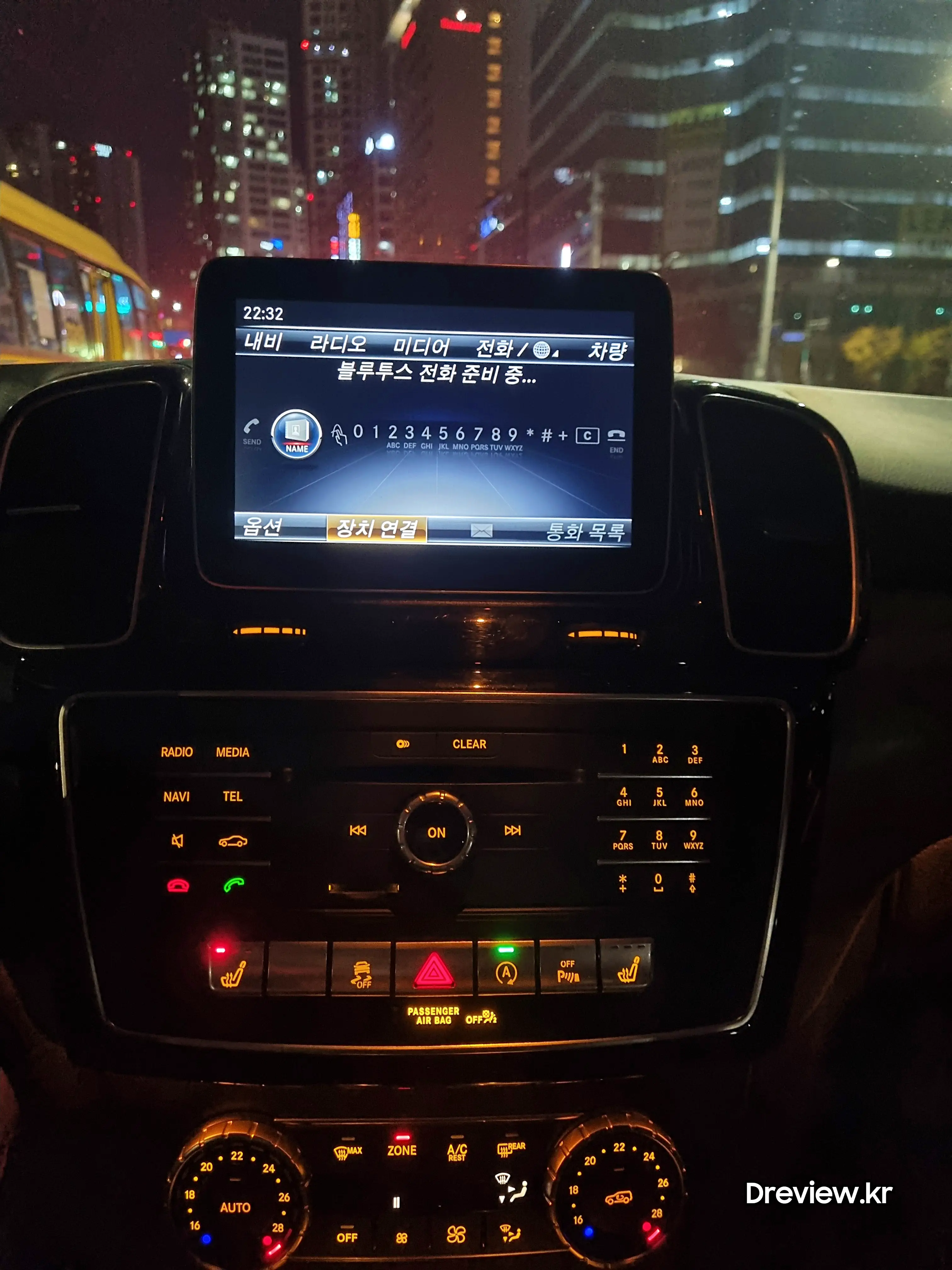 자동차의 대시보드. 대시보드에는 속도계, RPM 게이지, 연료 게이지, 온도 게이지 등 다양한 계기판이 있다. 또한, 오디오 시스템, 내비게이션 시스템, 공조 시스템 등의 조작 버튼도 있다.