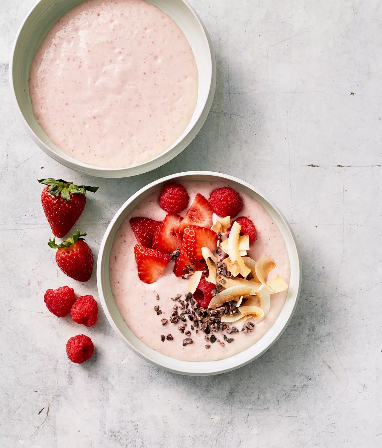  딸기 코코넛 스무디볼(Berry-Coconut Smoothie Bowl)