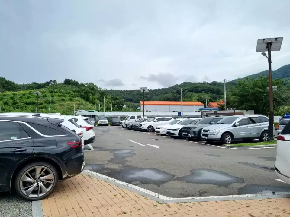 반곡지 주차장엔 차들이 꽉 차 있었습니다.