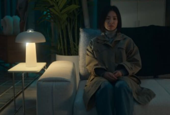쇼파에-앉아있는-여자
