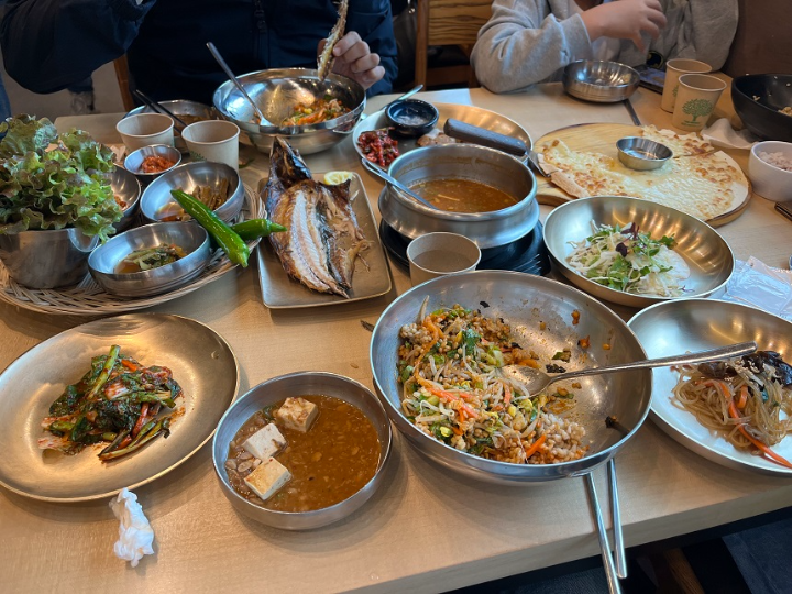 테이블-위에-여러가지-음식들