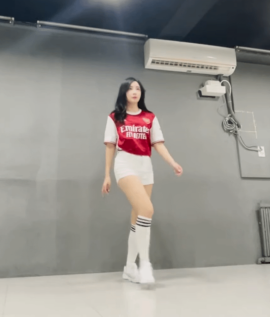 아스날 유니폼 입고 롤린 추는 곽민선 아나운서