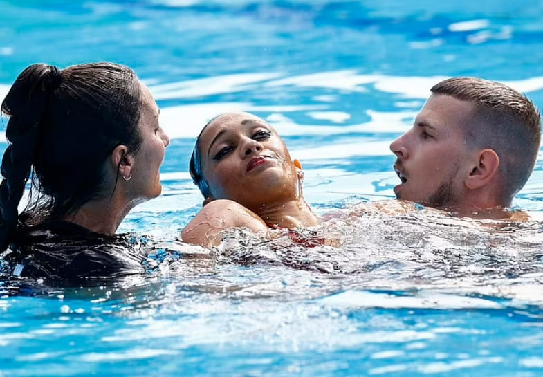 싱크로나이즈 수영선수&#44; 실신해 긴급 구조되는 긴박한 모습 VIDEO: Incredible moment US synchronised swimmer&#39;s coach leaps into pool to save her life..